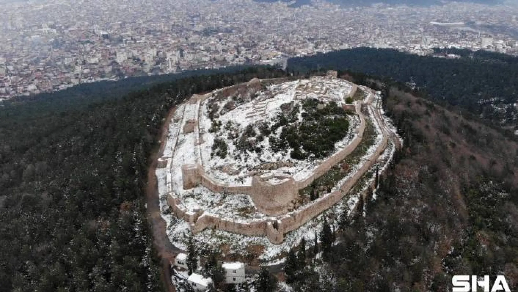 (Özel) Tarihi Aydos Kalesi'nde kar yağışı kartpostallık görüntüler oluşturdu