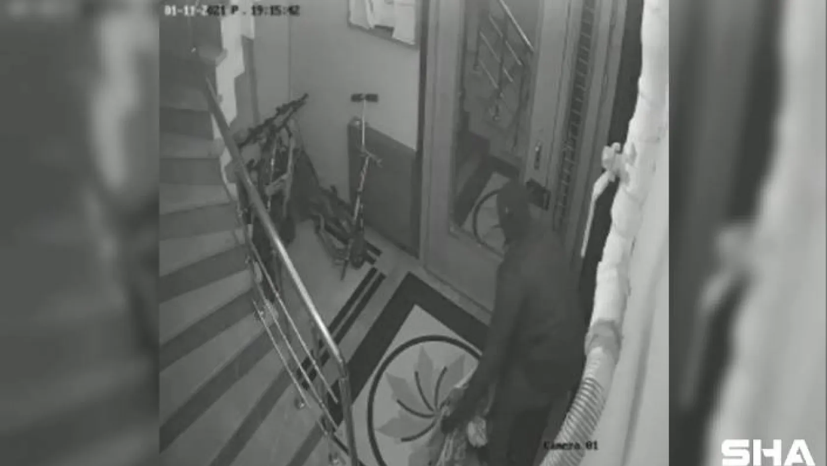 (Özel) Üsküdar'da eve giren hırsızın televizyon çaldığı anlar kamerada
