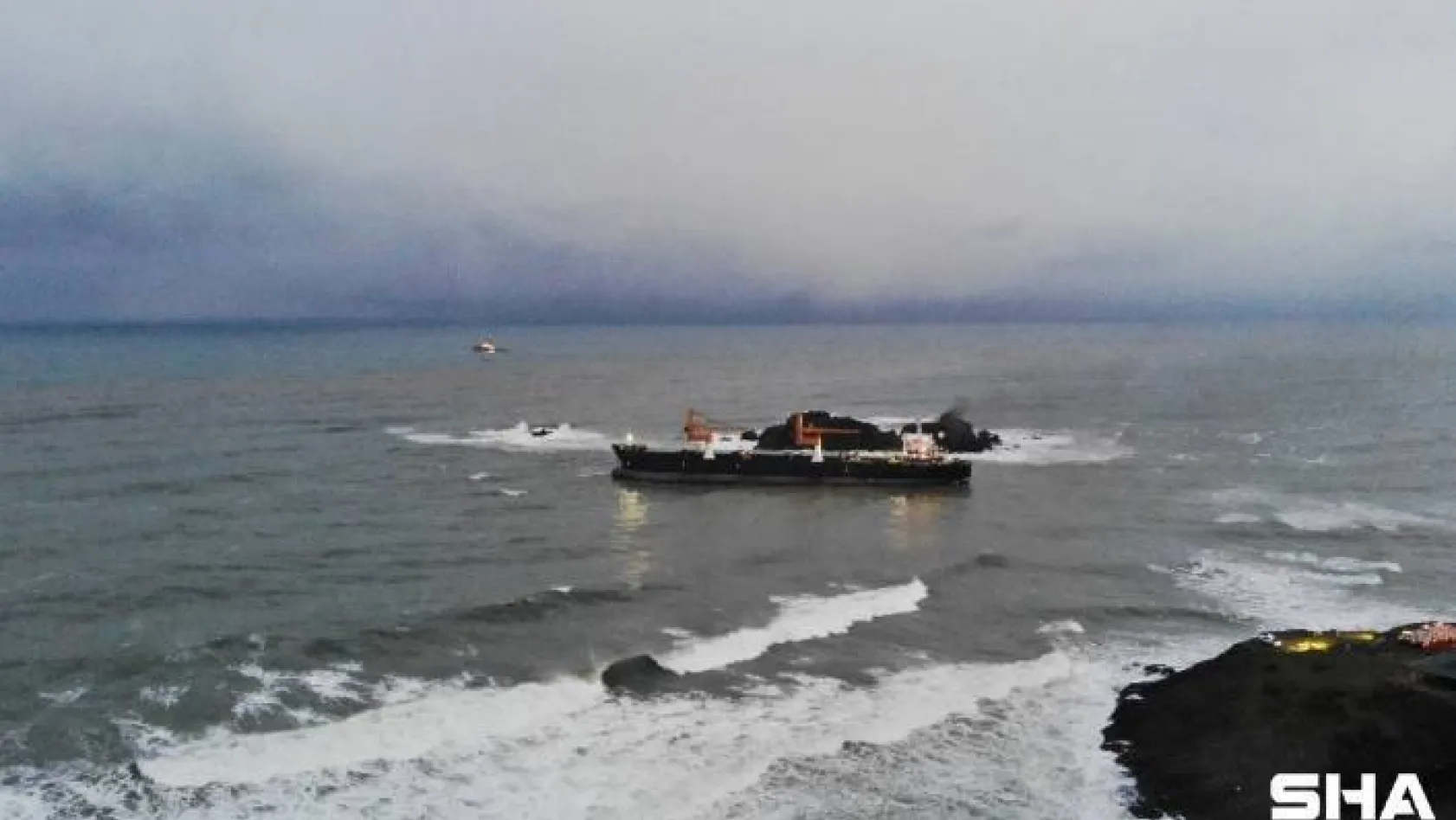 Riva'da karaya oturan geminin son hali havadan görüntülendi