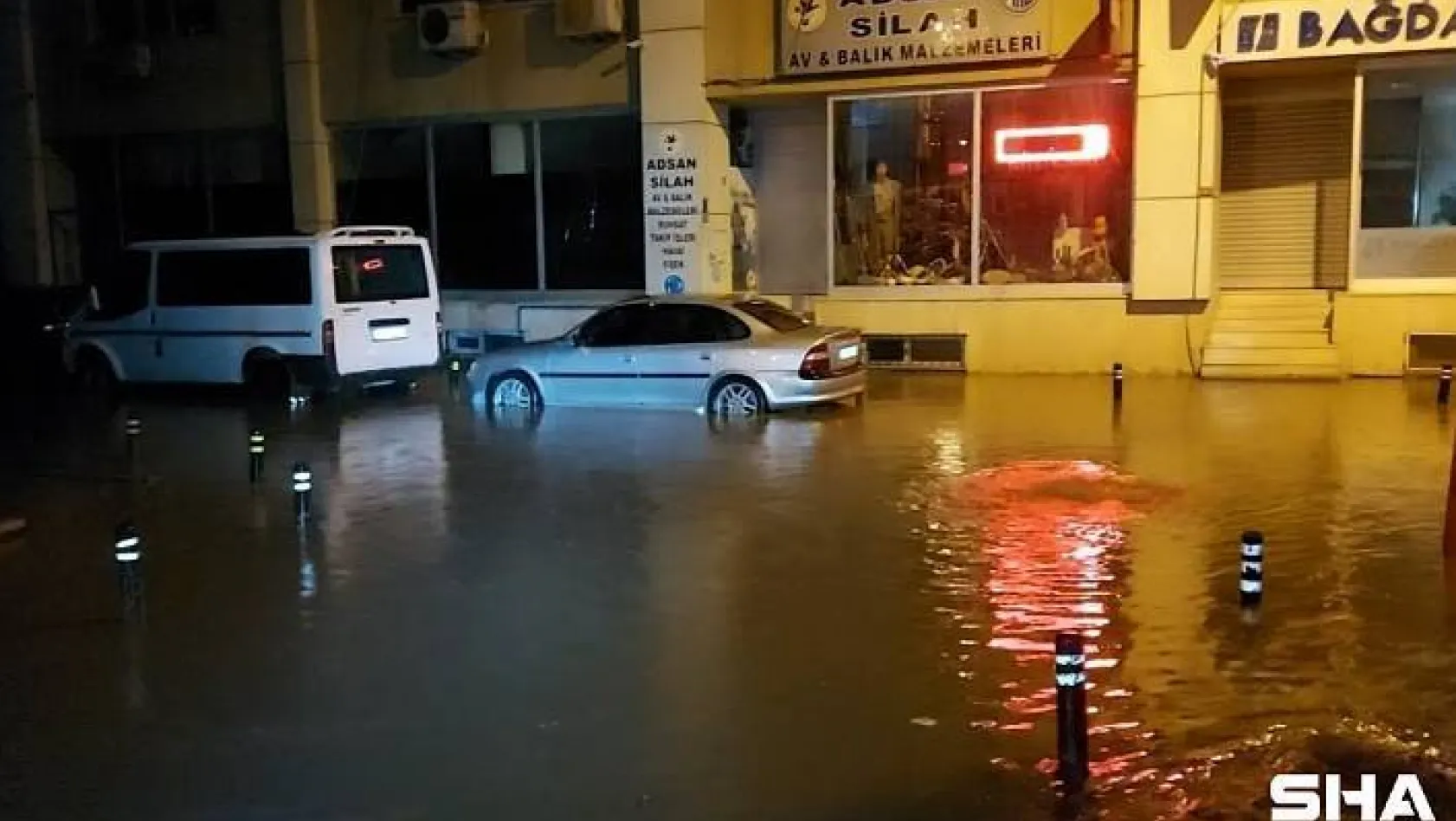 Silivri'de bazı cadde, sokak ve işyerlerini su bastı