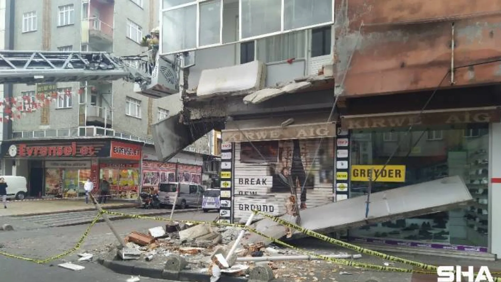Sultangazi'de 5 katlı bir binanın balkonu çöktü