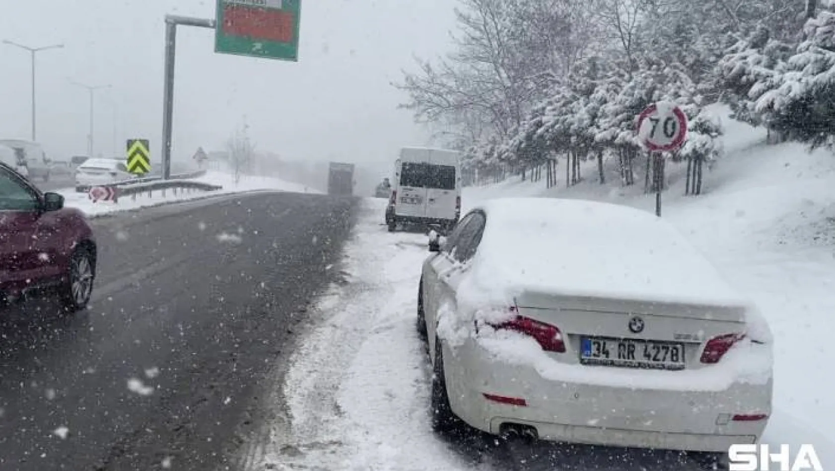 Sultangazi'de kar nedeniyle sürücüler araçlarını yol kenarına park etti