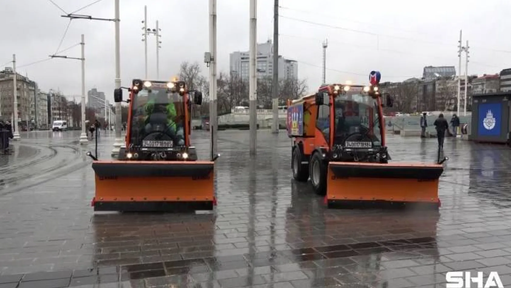 Taksim'de kar küreme araçları hazır bekliyor