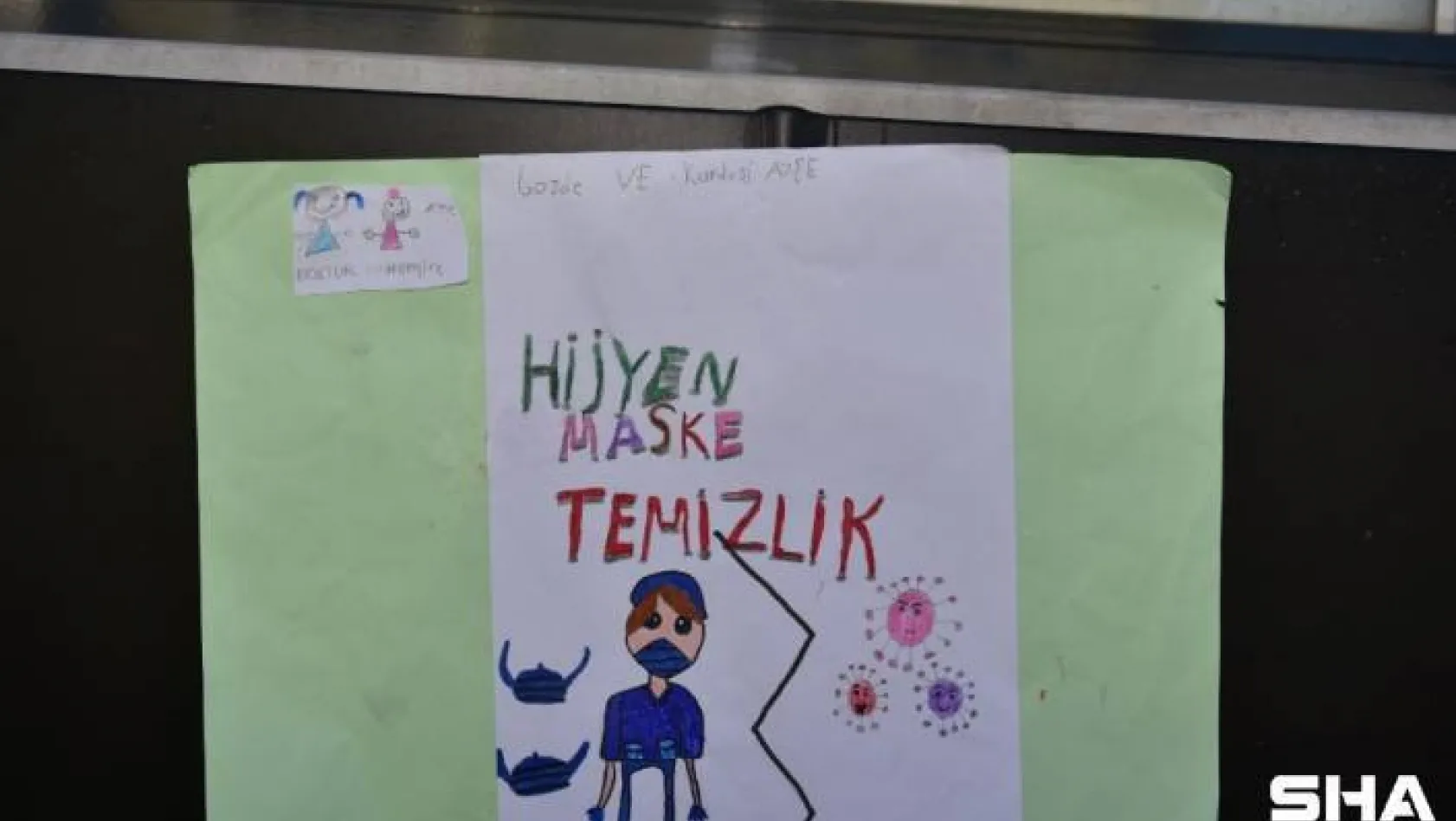 Tuzla'da 2 kardeş okulların açılması için bilboardlara kendi yaptıkları afişleri astı
