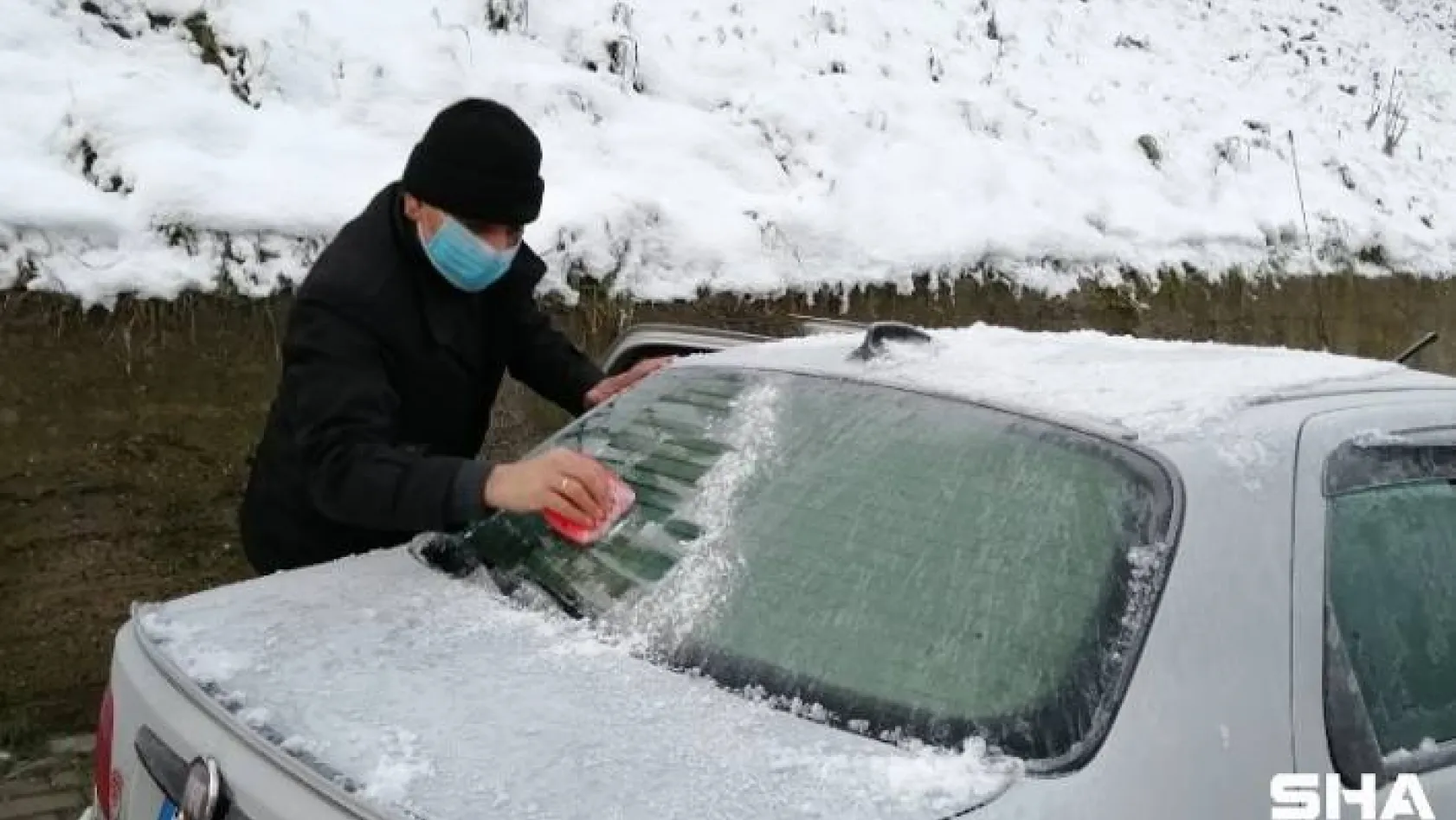Vatandaşlar araçlarının üzerinde donan karları temizledi