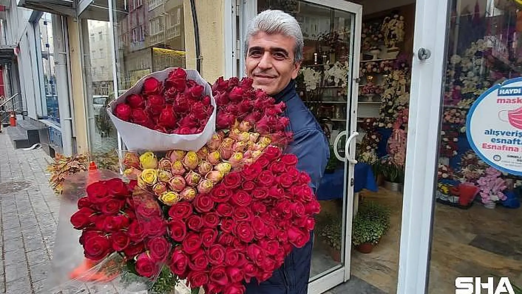 14 Şubat Sevgililer Günü'nde çiçekçiler tezgahlarının başında