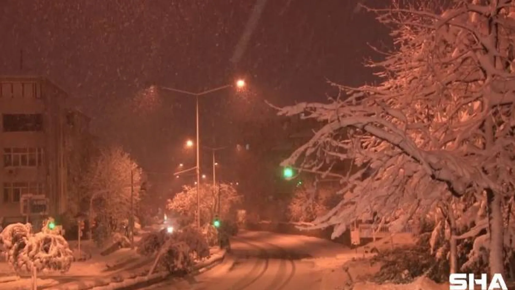 Anadolu Yakası'nda yoğun kar yağışı etkisini sürdürüyor
