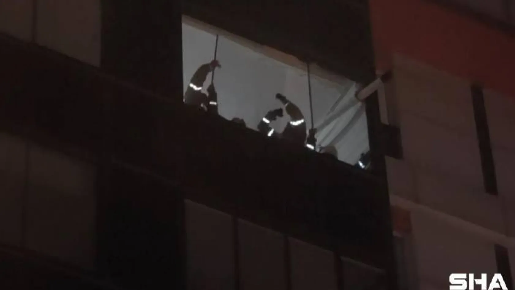 Arnavutköy'de fırtınada balkonun camları uçuşunca yardımına itfaiye koştu