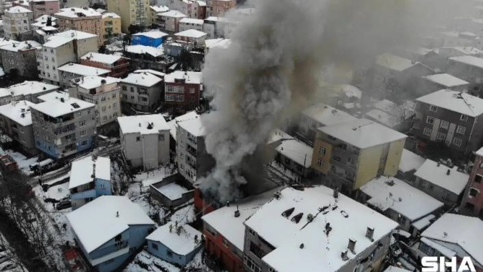 Ataşehir'de bir gecekondunda çıkan yangında patlama meydana geldi.
