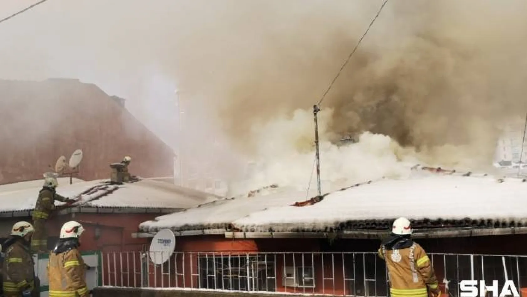 Ataşehir'de korkutan yangın: Patlama sesleri telaşa neden oldu