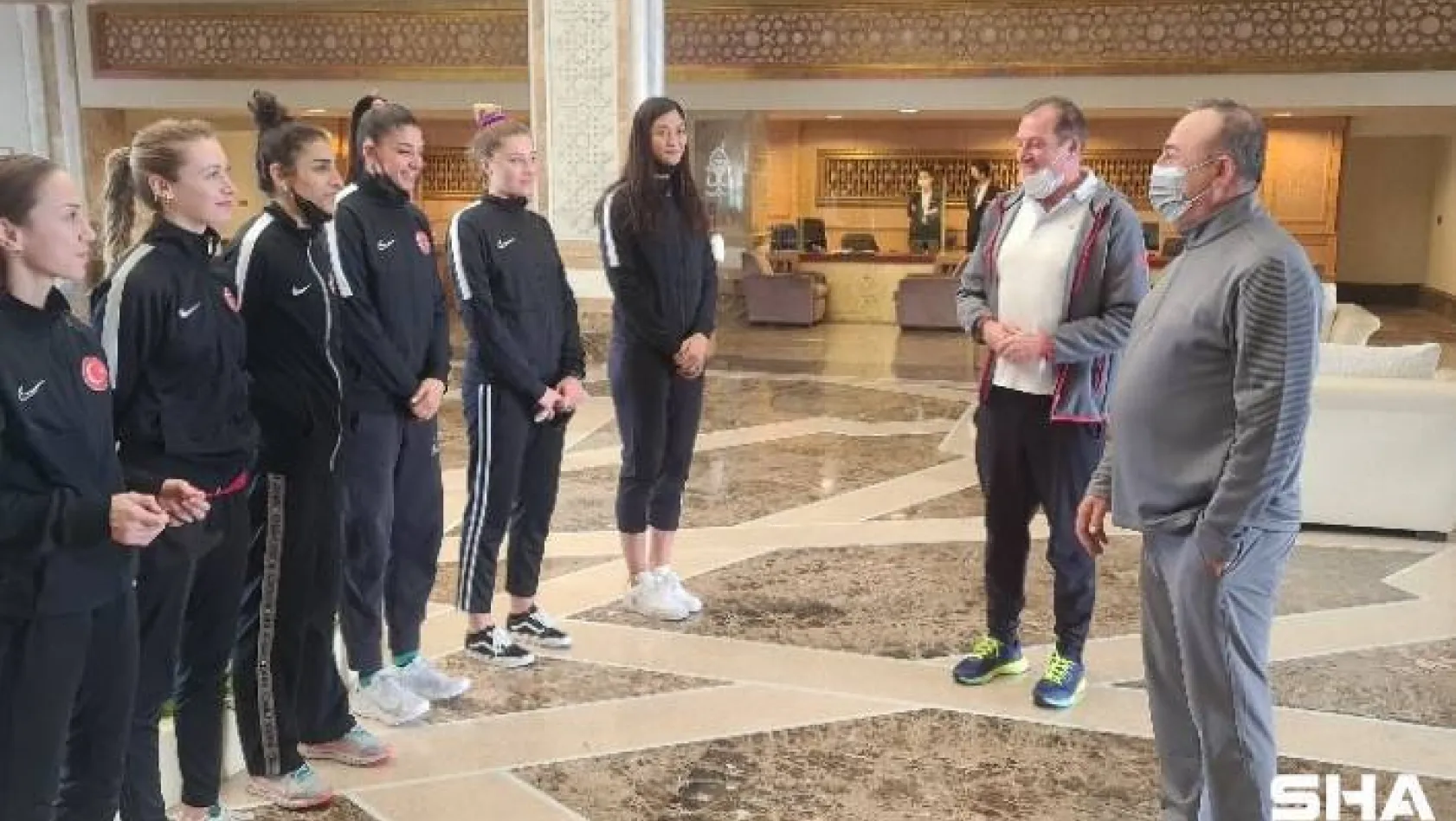 Bakan Çavuşoğlu'ndan Kadın Milli Taekwondo Takımı'na ziyaret