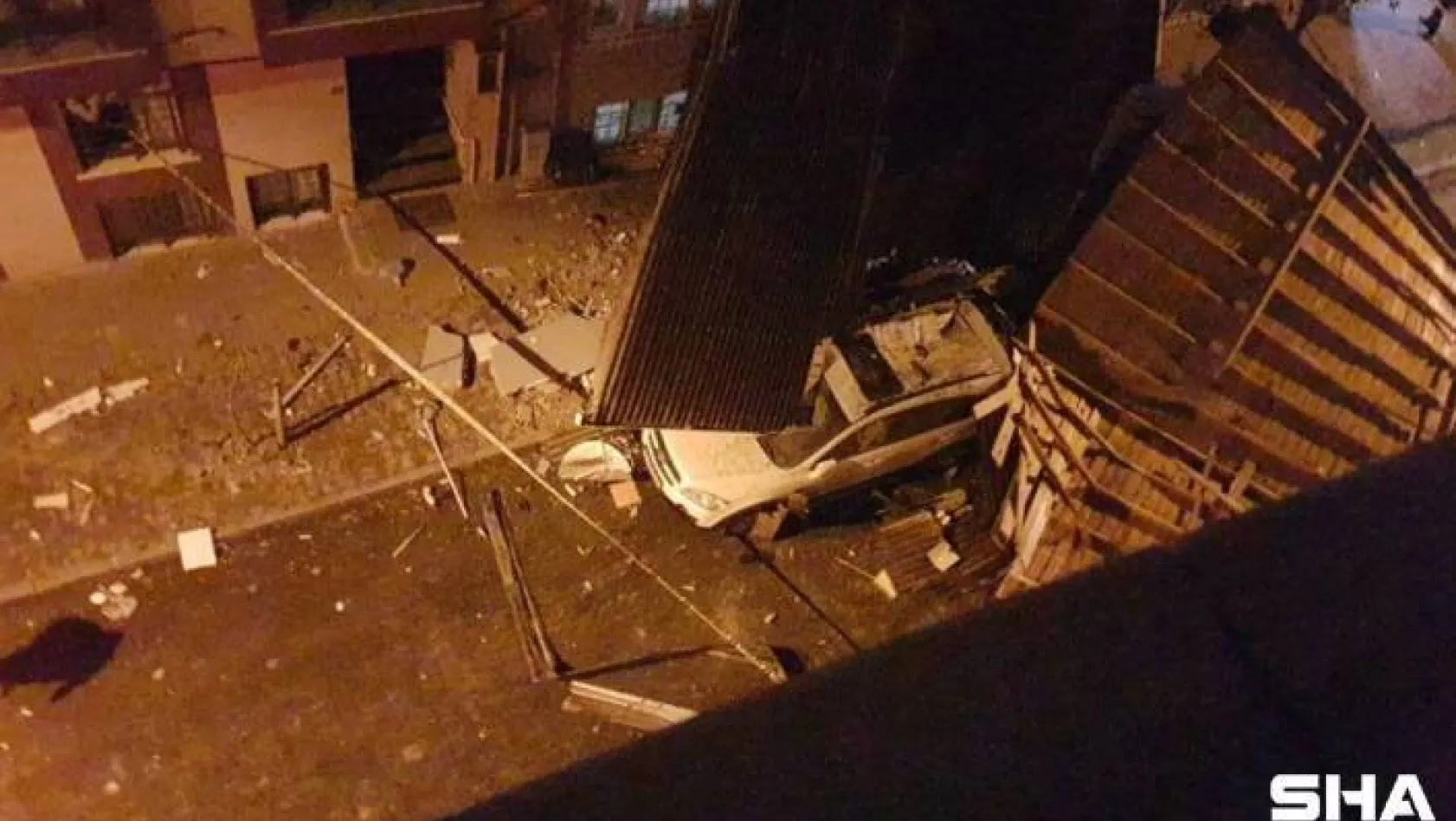 Bayrampaşa'da binanın uçan çatısı park halindeki araca saplandı