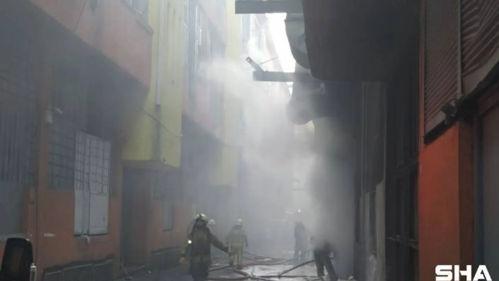 Bayrampaşa'daki plastik fabrikasında korkutan yangın
