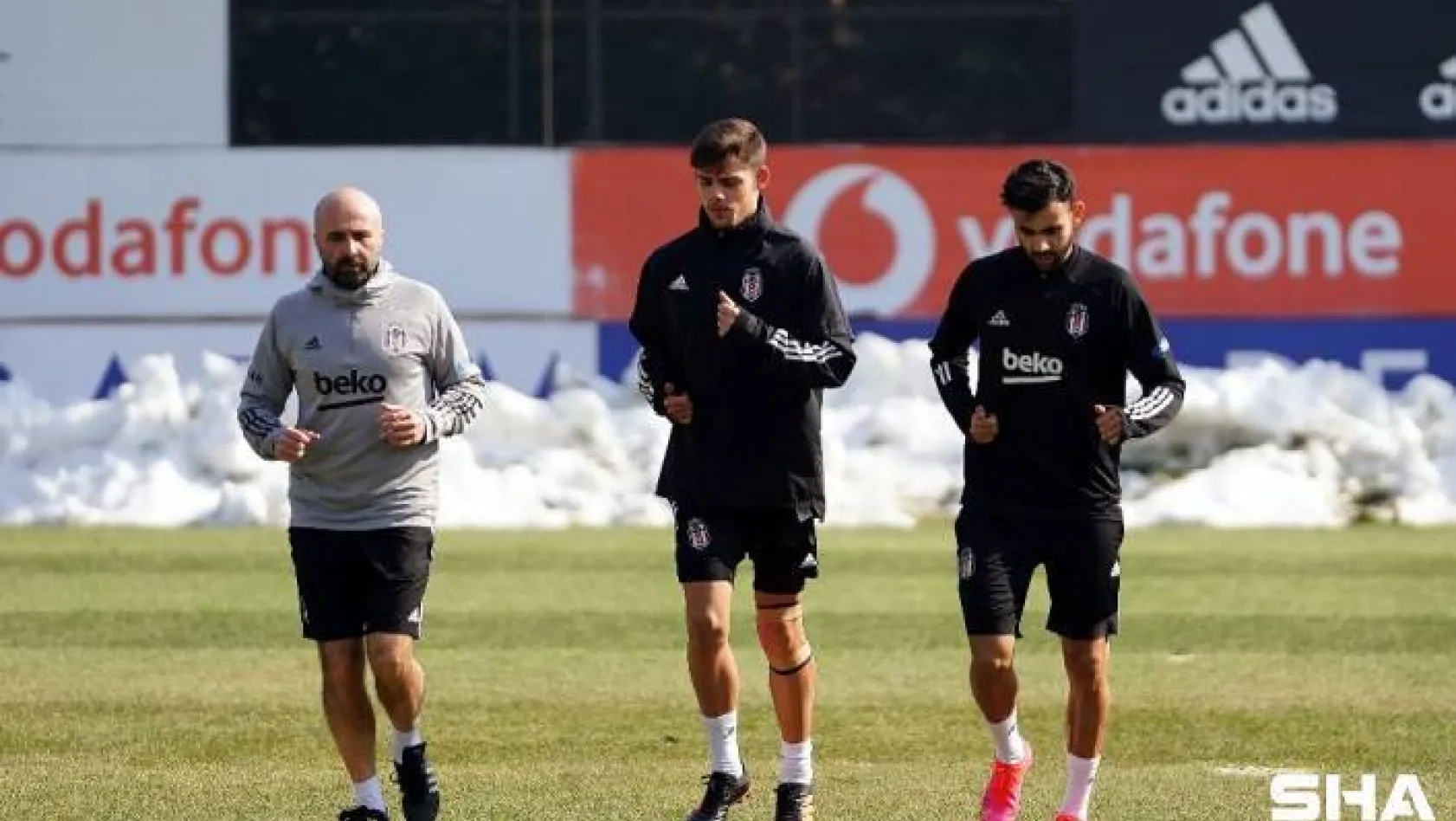 Beşiktaş'ta Ghezzal ve Montero sahaya indi