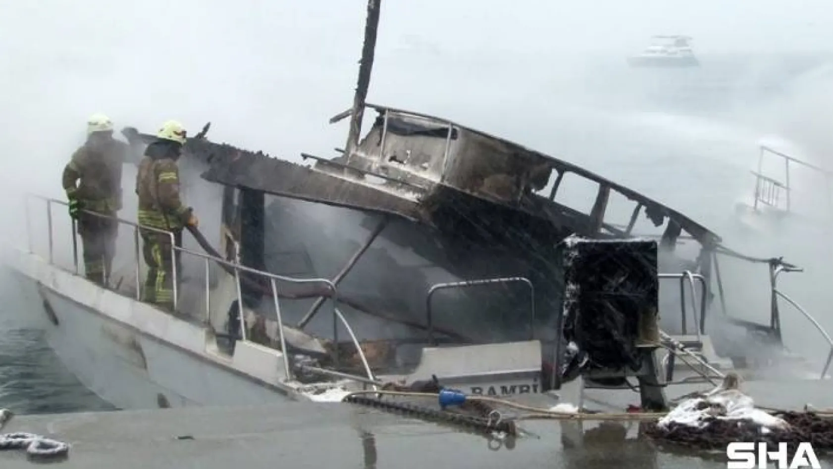 Beşiktaş'ta iki tekne yanarak kül oldu