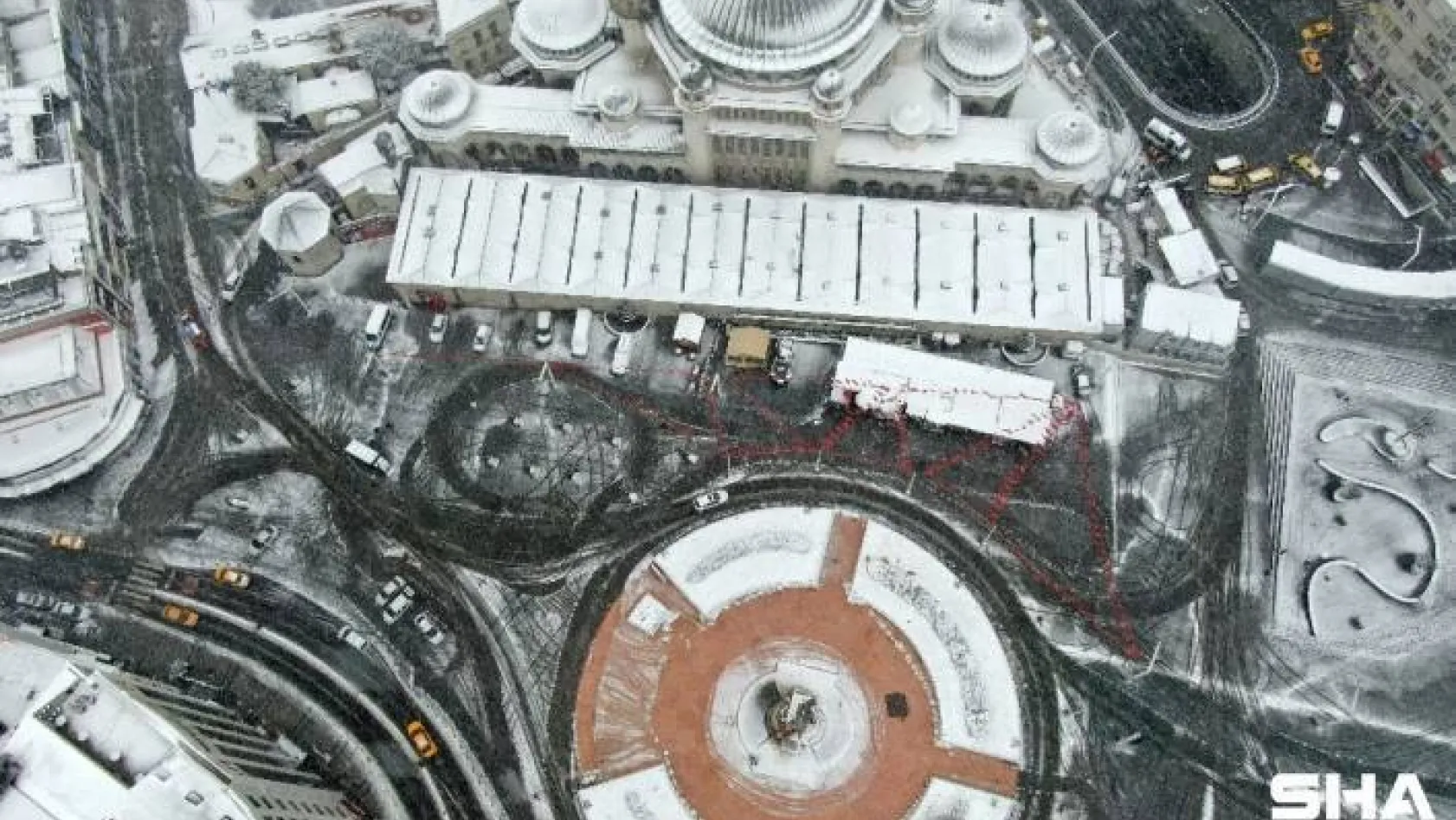 Beyaza bürünen Taksim Meydanı havadan görüntülendi