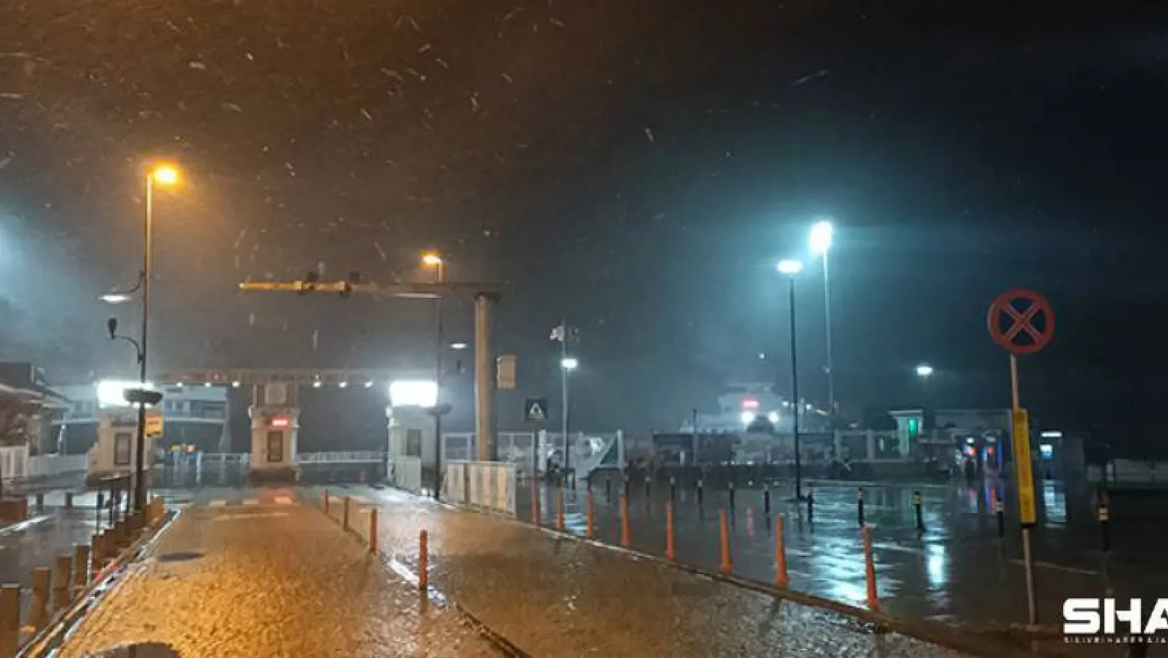Çanakkale Boğazı yoğun kar yağışı nedeniyle gemi geçişlerine kapatıldı