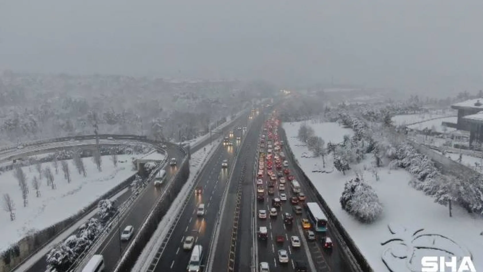 (Drone) 15 Temmuz Şehitler Köprüsü'nde kar ve kısıtlama sonrasındaki trafik havadan görüntülendi