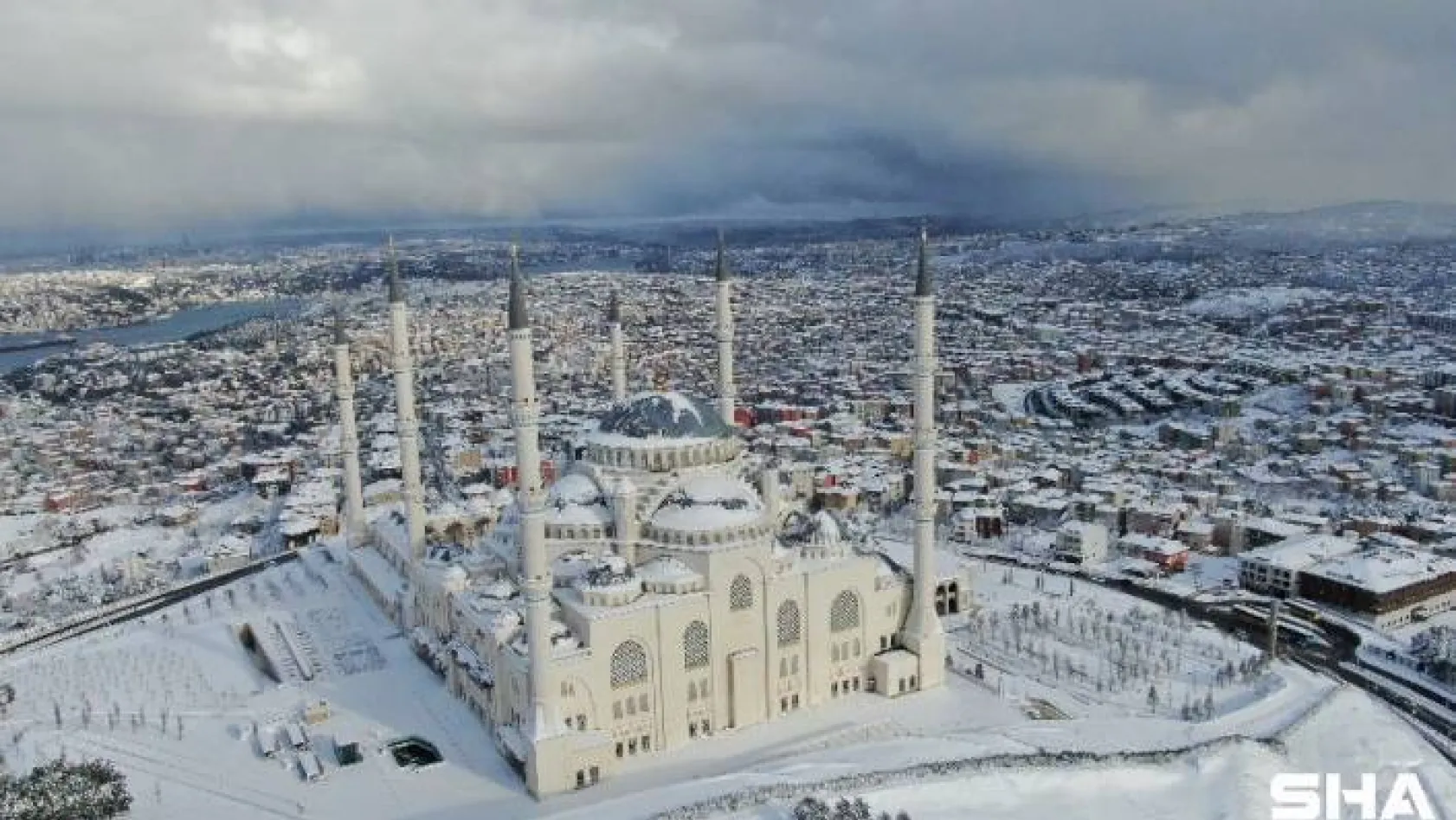 (Drone) Beyaz örtüyle kaplanan Çamlıca Camii hayran bıraktı