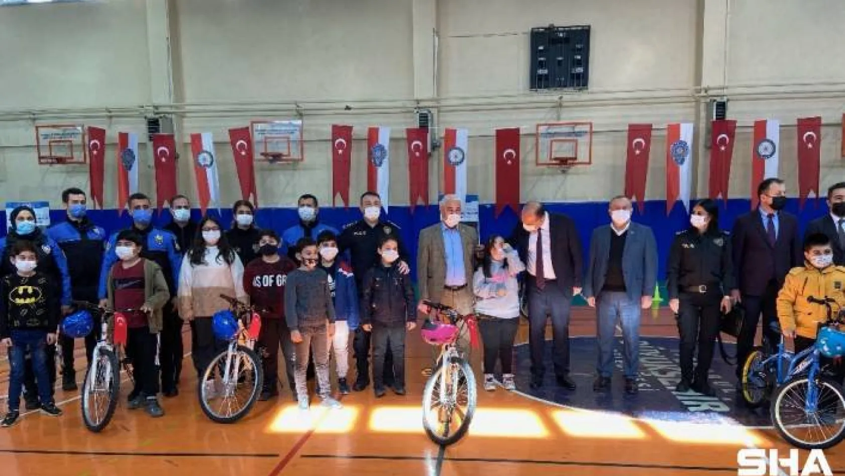 Esenyurt Güvenli Şehir' projesi kapsamında çocuklara bisikletle güvenli sürüş eğitimi verildi