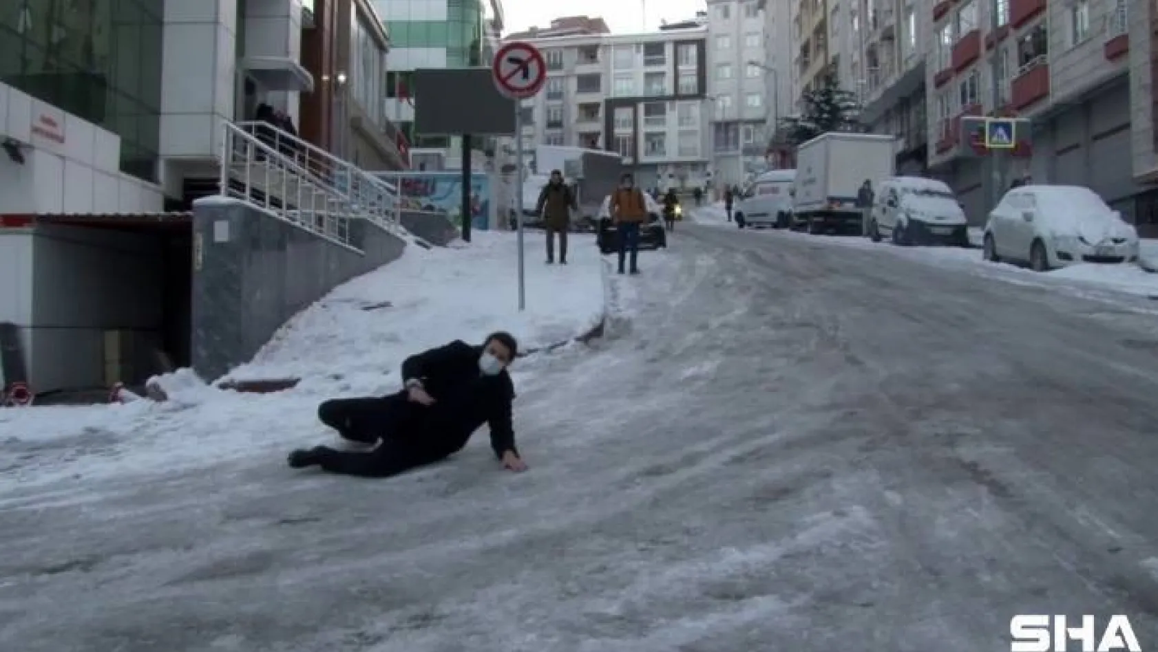 Esenyurt'ta buz tutan yolda düşen vatandaşlar kamerada