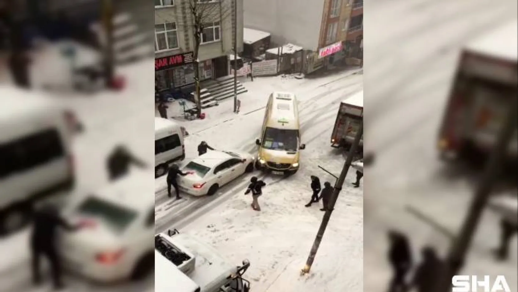 Esenyurt'ta karda kayan aracın minibüse çarptığı anlar kameralara yansıdı