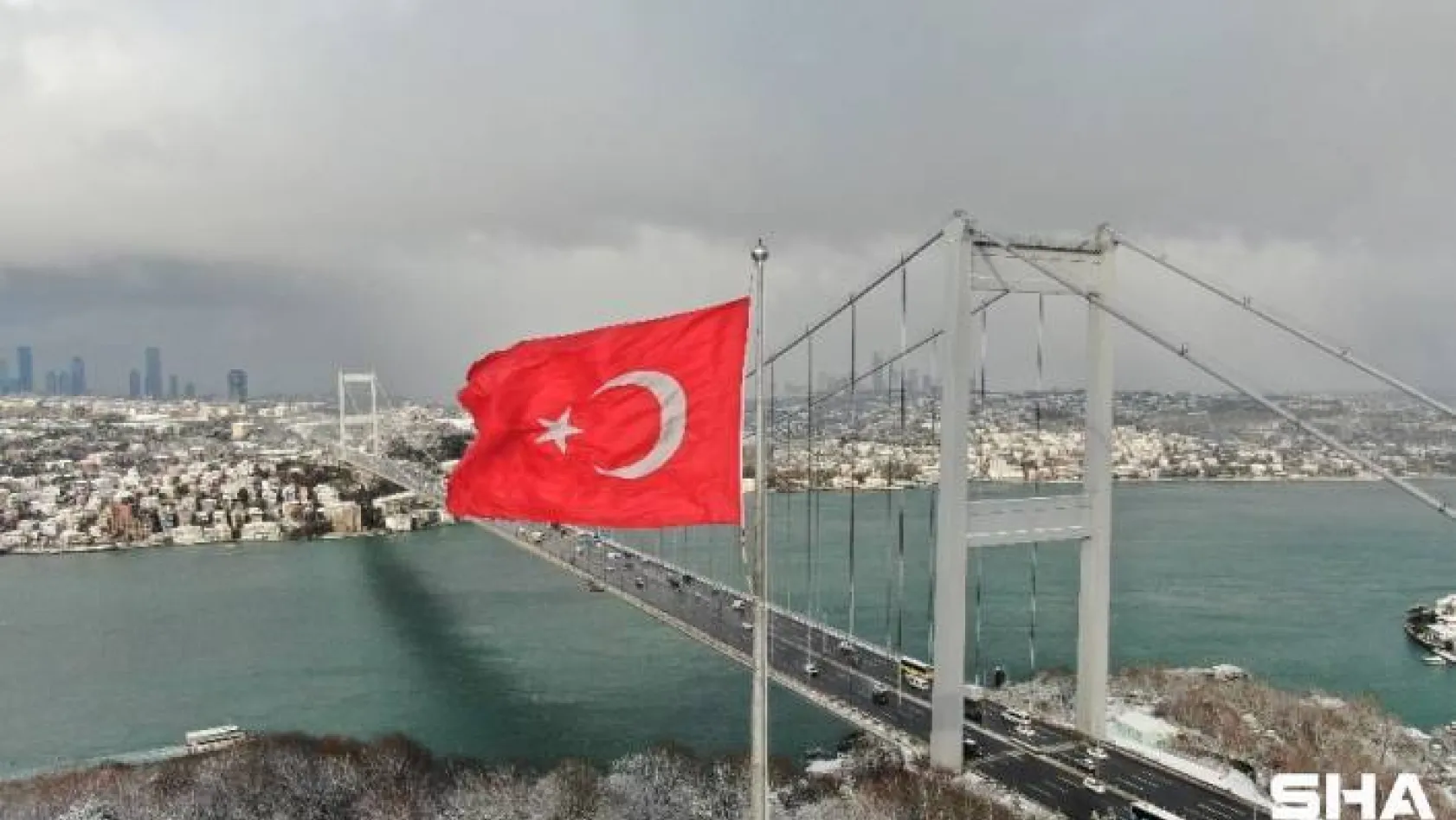 Fatih Sultan Mehmet Köprüsü'nde kar manzarası