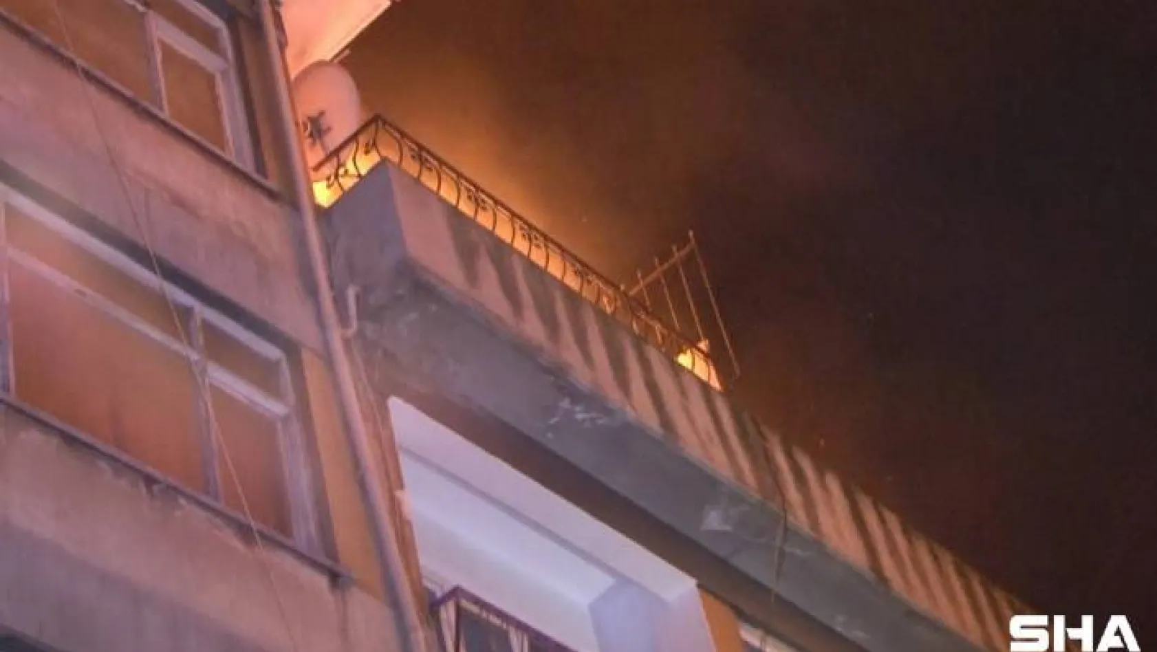 Fatih'te bir binanın çatısında yangın çıktı, bitişiğinde bulunan otel tahliye edildi