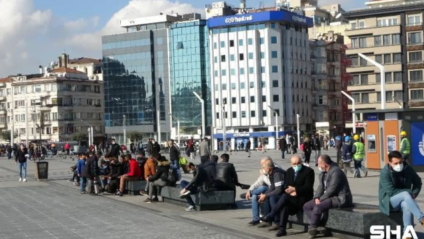 Güneşli havada vatandaşlar Taksim Meydanı'na akın etti