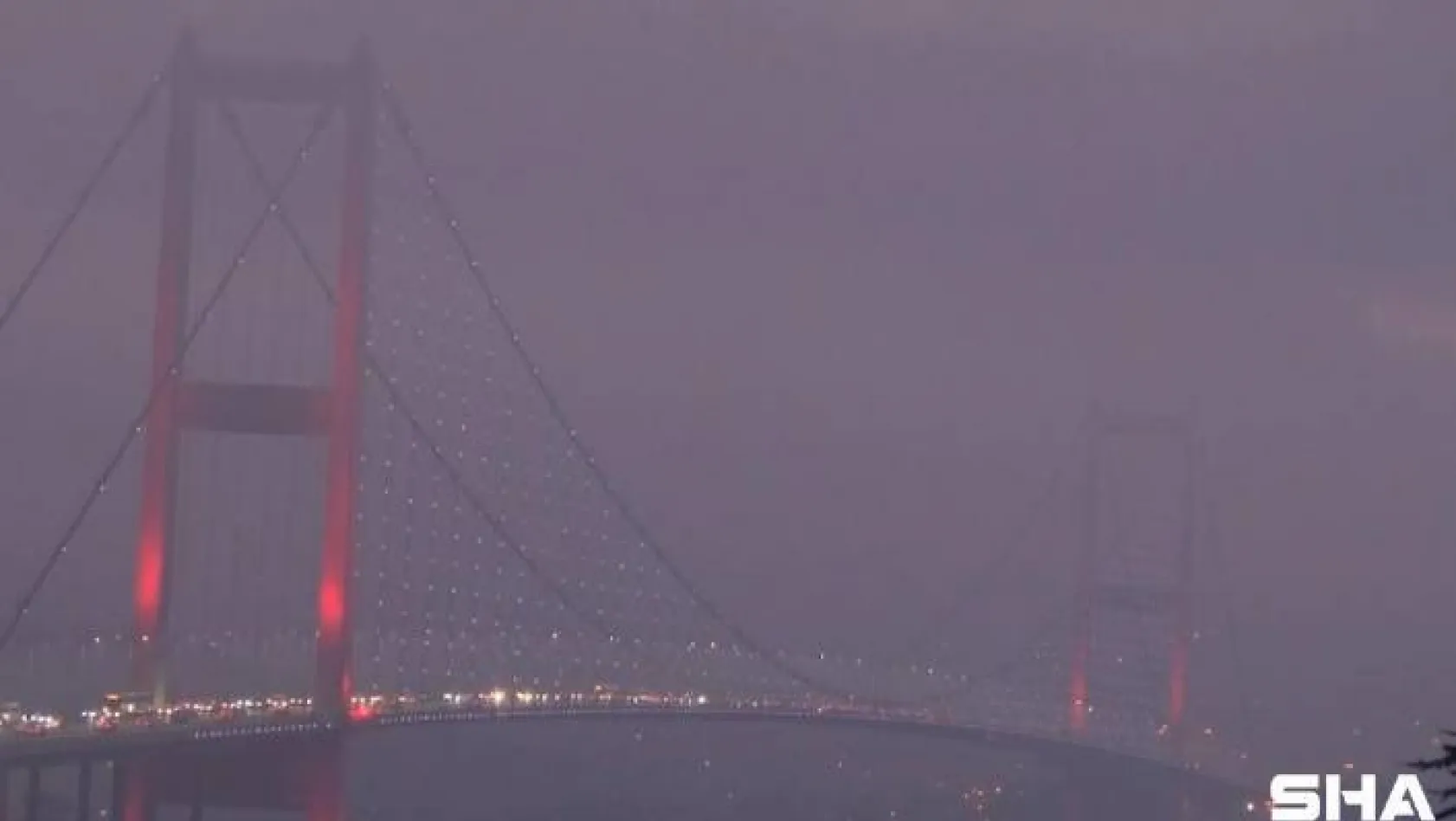 İstanbul Boğazı'nda sabah saatlerinde etkili olan sis kartpostallık görüntüler oluşturdu