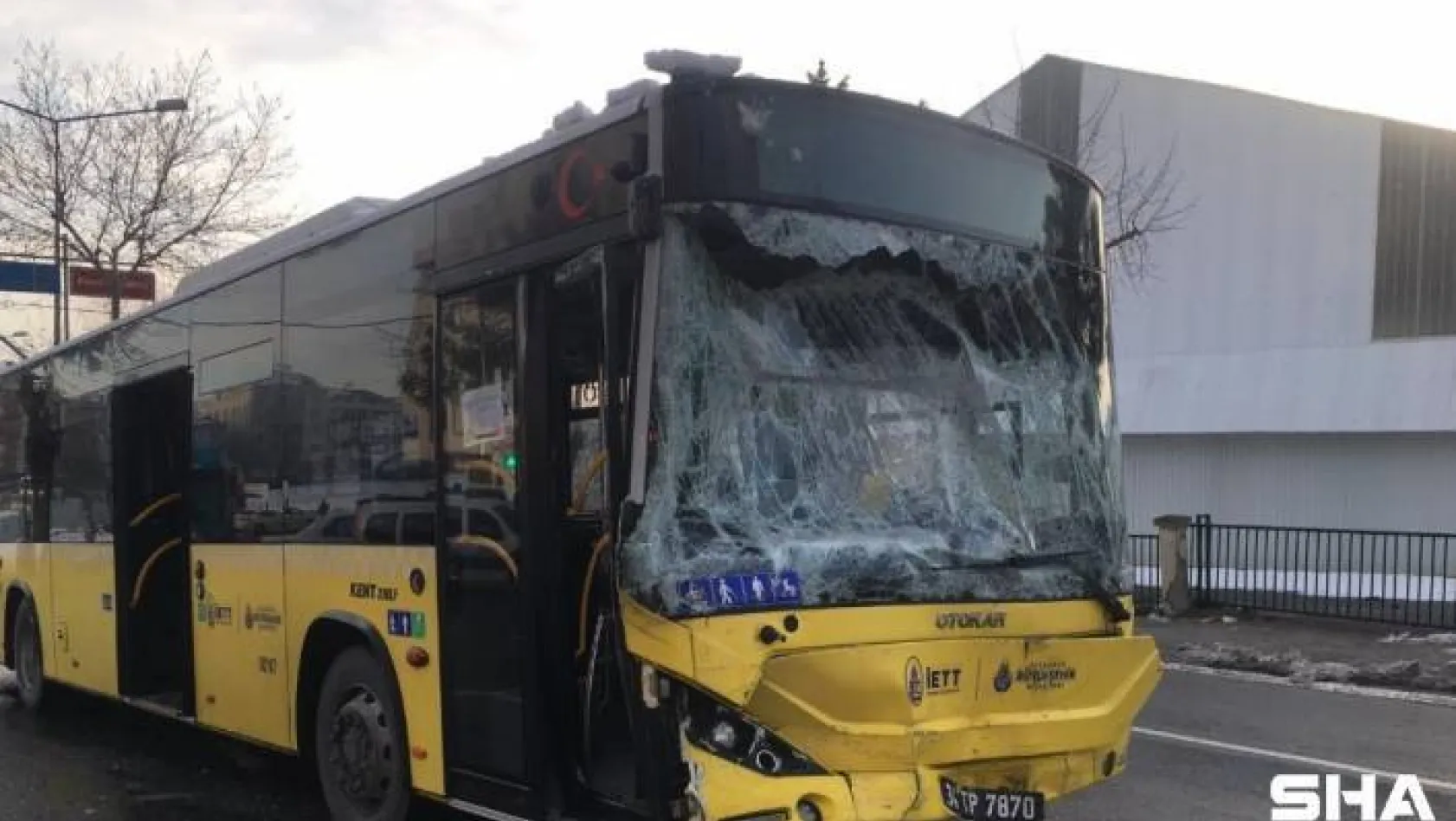 İstanbul Sultanbeyli'de İETT otobüsüyle servis minibüsü çarpıştı. Kazada 7 kişi yaralanırken olay yerine çok sayıda acil servis ekibi sevk edildi.