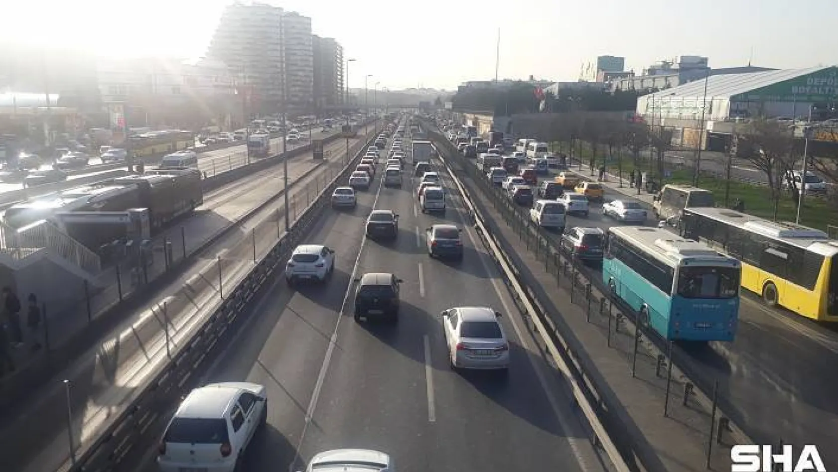 İstanbul'da trafik yoğunluğu yüzde 74 seviyelerine ulaştı