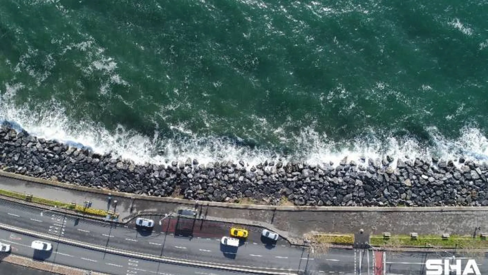 İstanbul'da dev dalgalar sahili dövdü