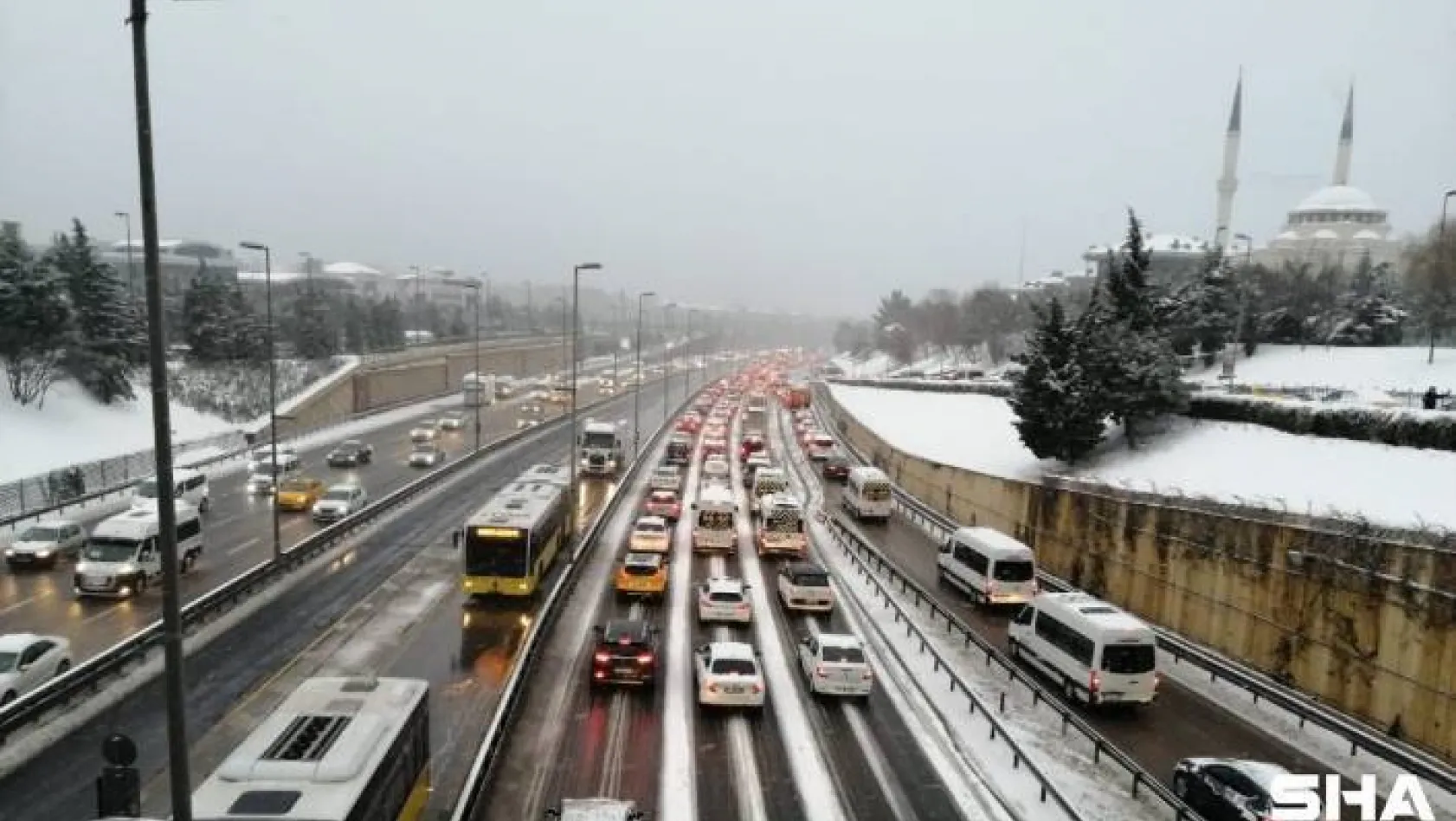 İstanbul'da etkili olan kar yağışı sonrası 15 Temmuz Şehitler Köprüsü'nde trafik yoğunluğu