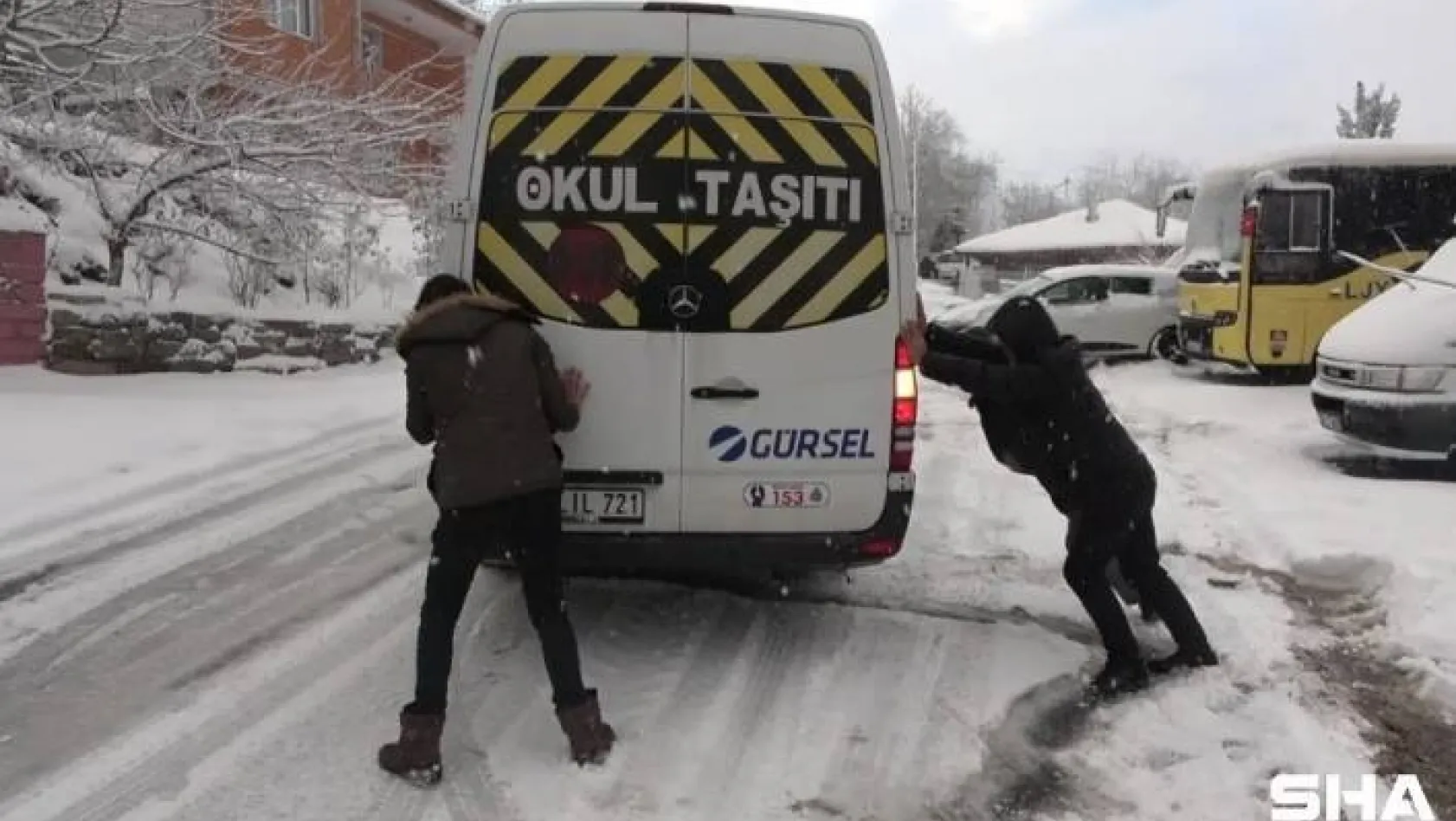 İstanbul'da etkili olan kar yağışında sürücüler zor anlar yaşadı