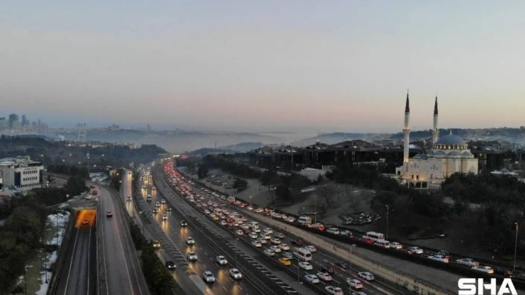 İstanbul'da kısıtlama sonrası 15 Temmuz Şehitler Köprüsü'nde trafik yoğunluğu havadan görüntülendi