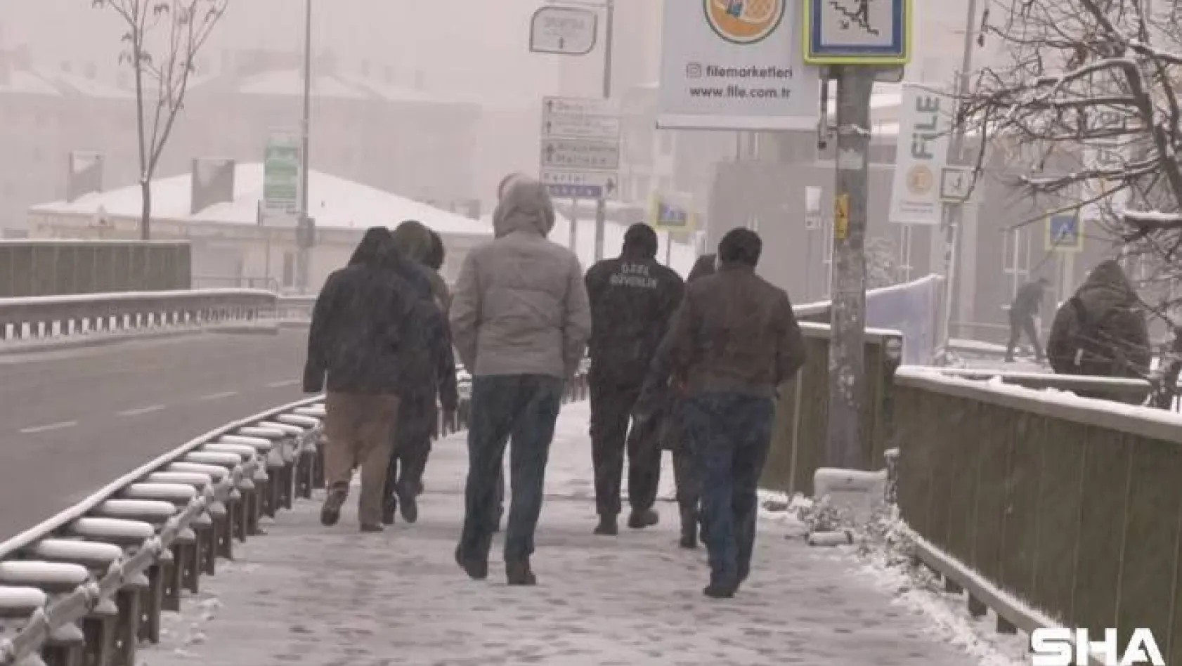 İstanbullular güne karla uyandı, vatandaşlar yürümekte zorluk çekti