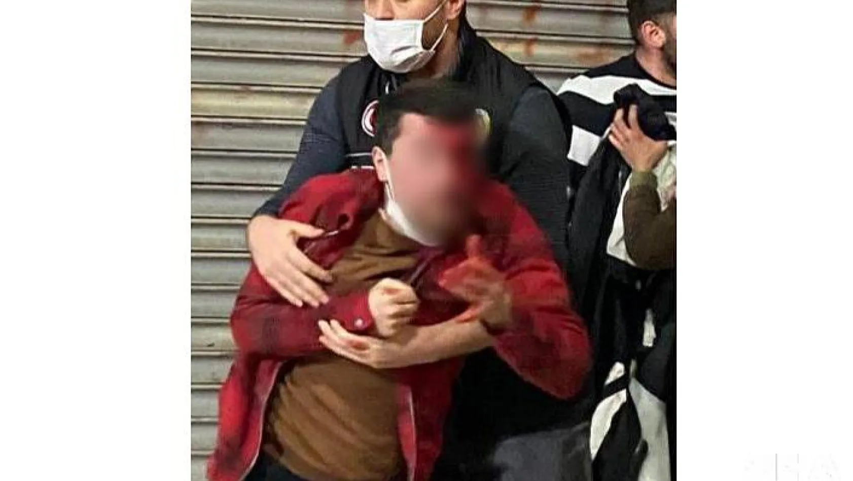 Kadıköy'de polis aracına saldıran eylemciler yoldan geçen iki kişiyi darp etti