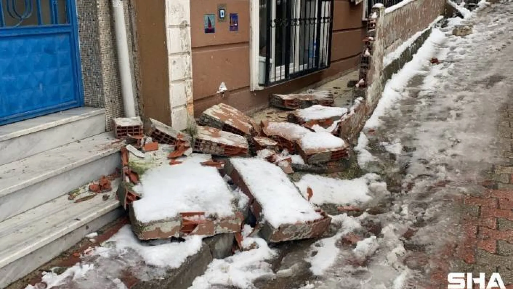 Kağıthane'de buzlanan yolda kayan araç çarptığı duvarı yıktı
