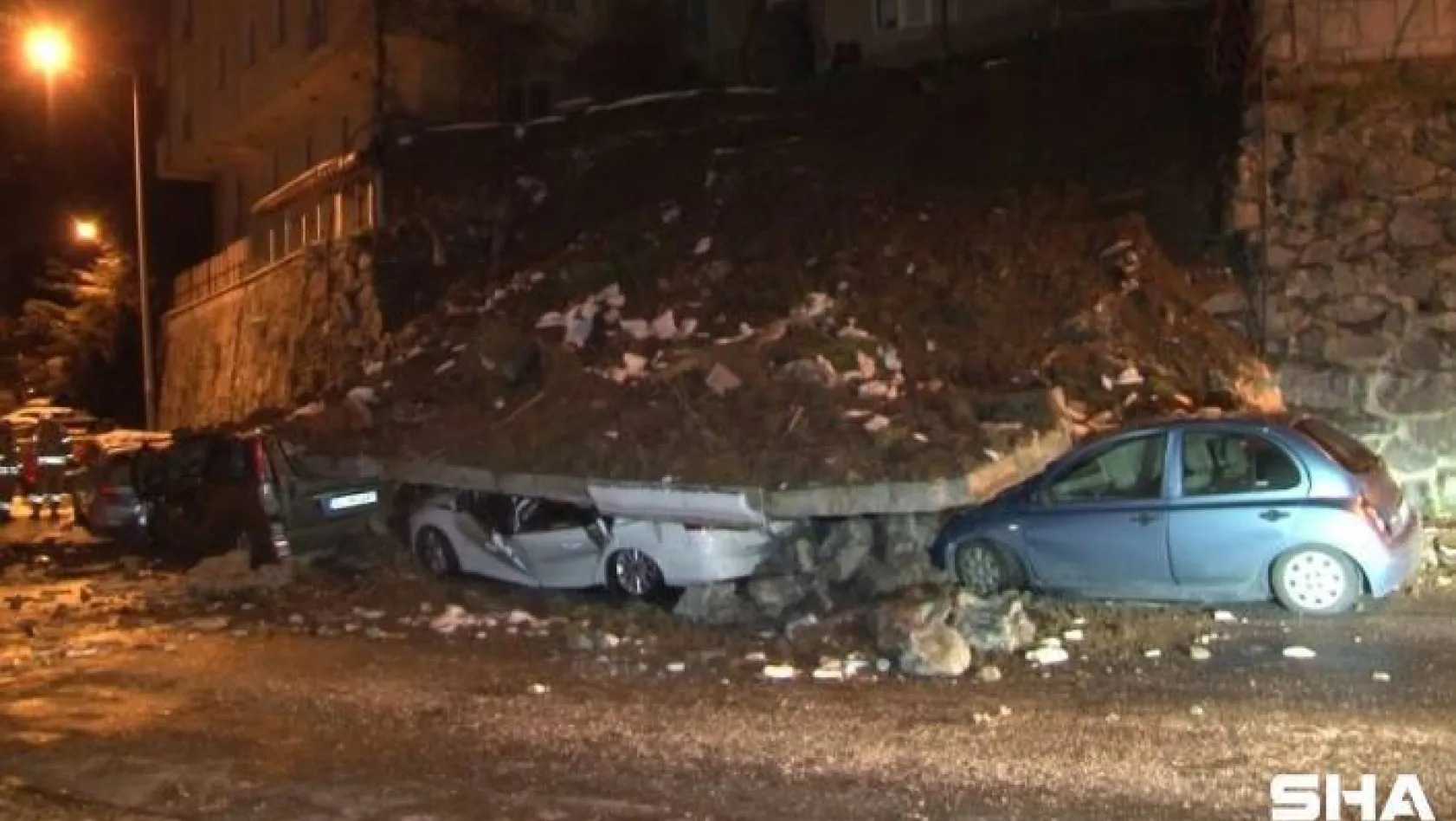 Kağıthane'de istinat duvarı çöktü, 4 araç enkaz altında kaldı