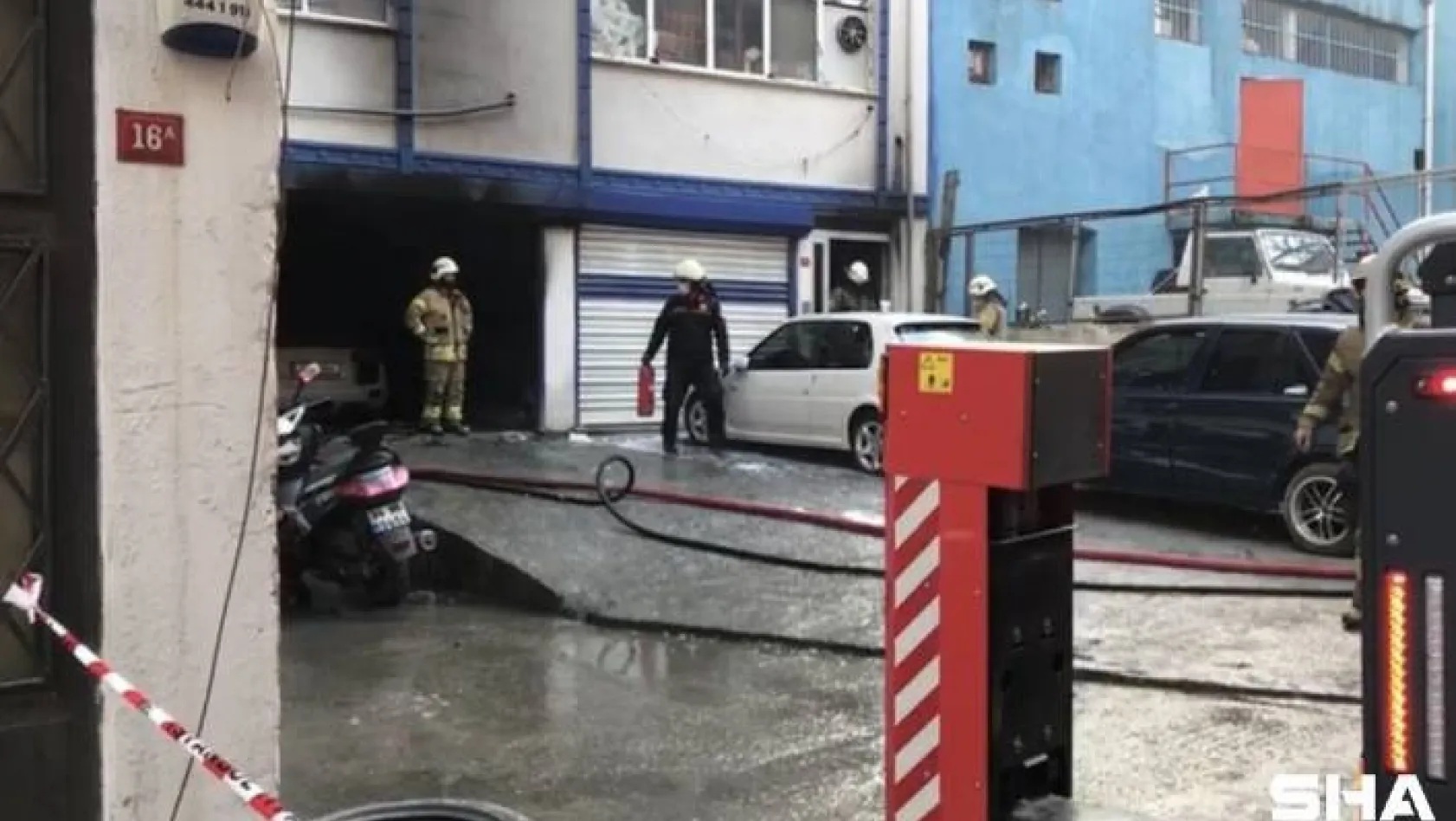 Kağıthane'de oto tamirhanesinde yangın: 3 araç zarar gördü