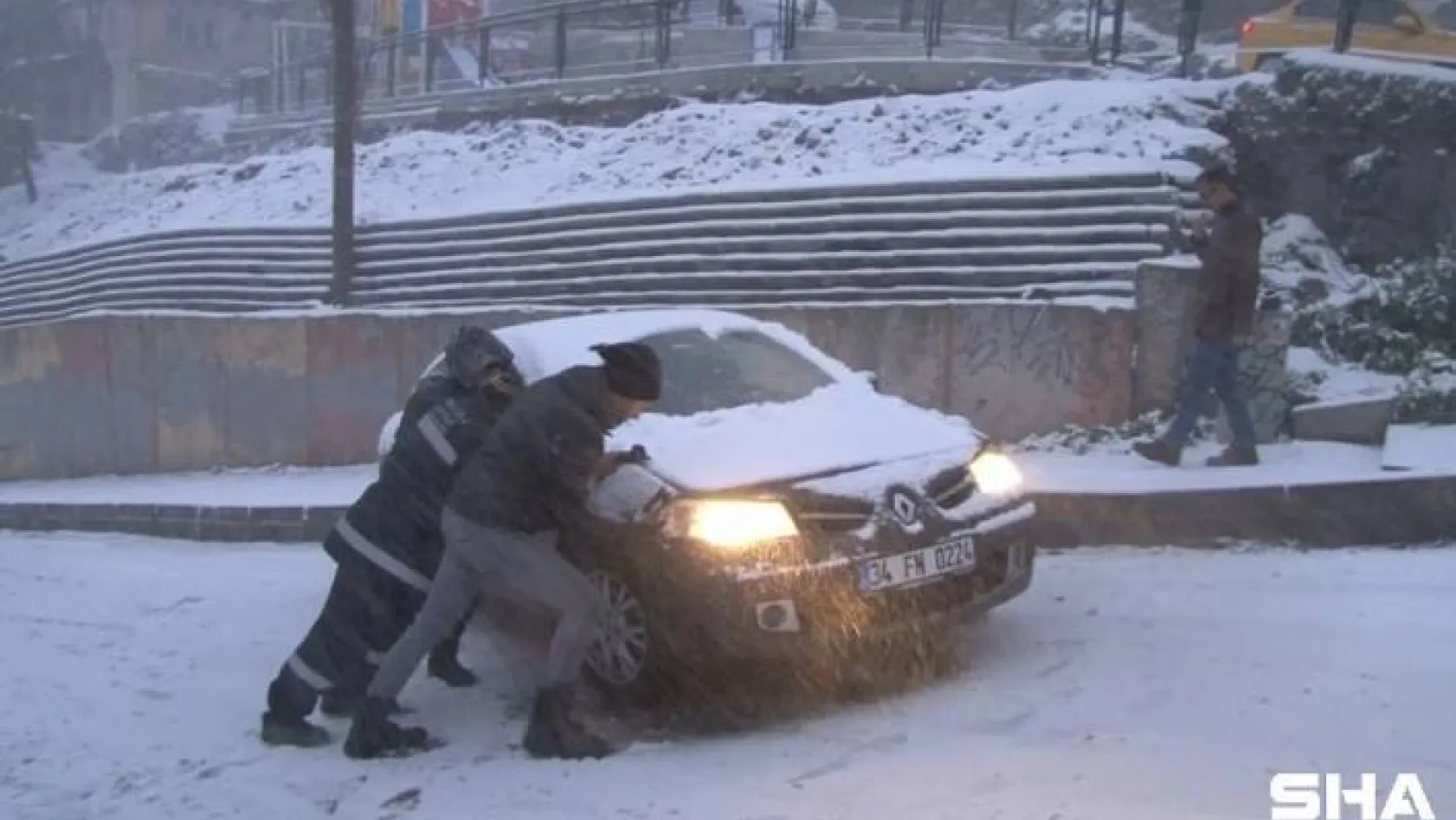 Kağıthane'de yoğun kar yağışı nedeniyle araçlar ilerlemekte güçlük çekti