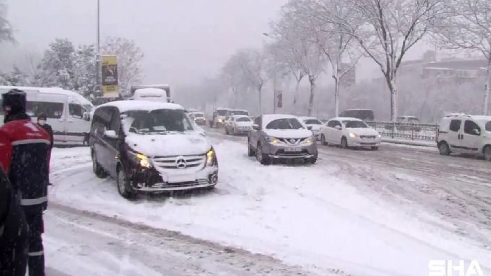 Kar nedeniyle Piyalepaşa Bulvarı'nda trafik durma noktasına geldi