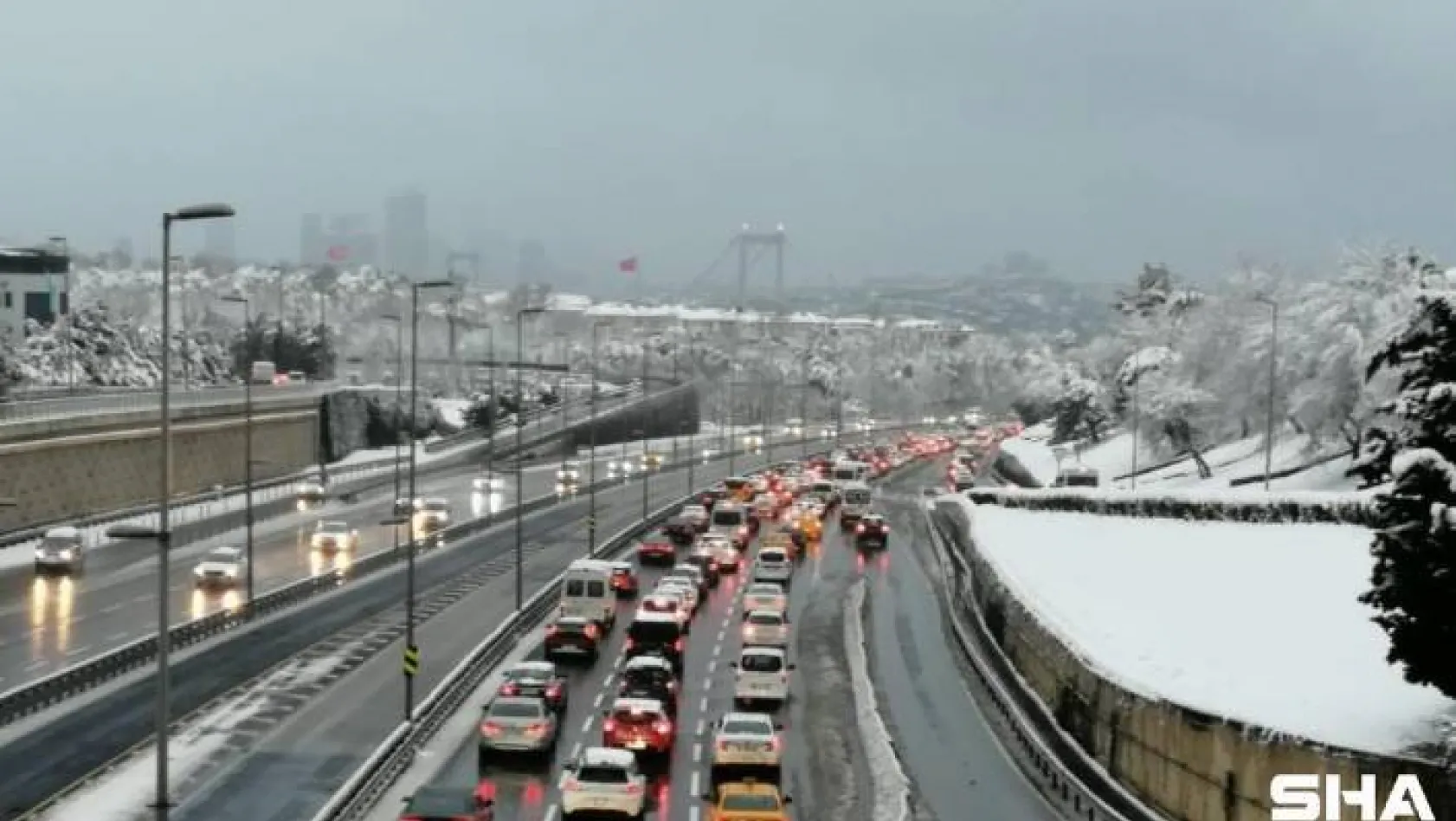 Kar yağışı ve 56 saatlik kısıtlama sonrası 15 Temmuz Şehitler Köprüsü'nde trafik yoğunluğu