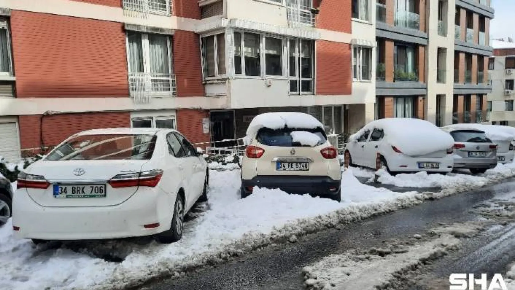 Kar yağışıyla birlikte sokaklar beyaza büründü, araçlar karla kaplandı