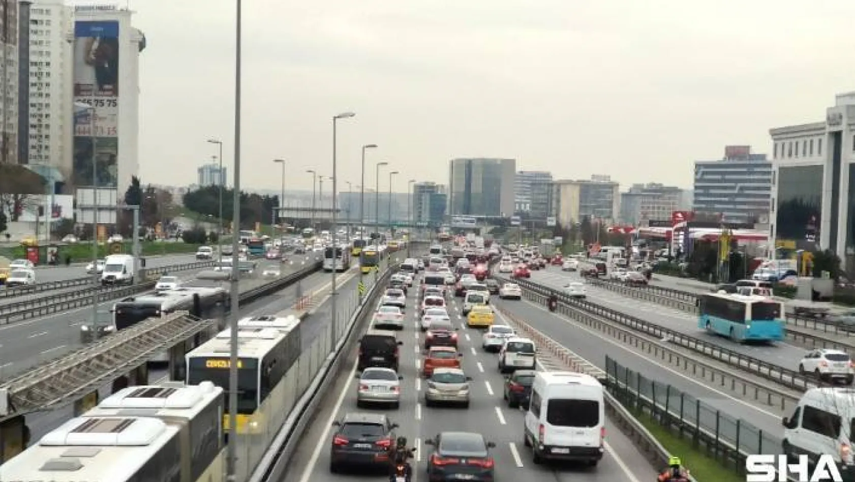 Kısıtlamaya saatler kala İstanbul'da trafik yoğunluğu arttı