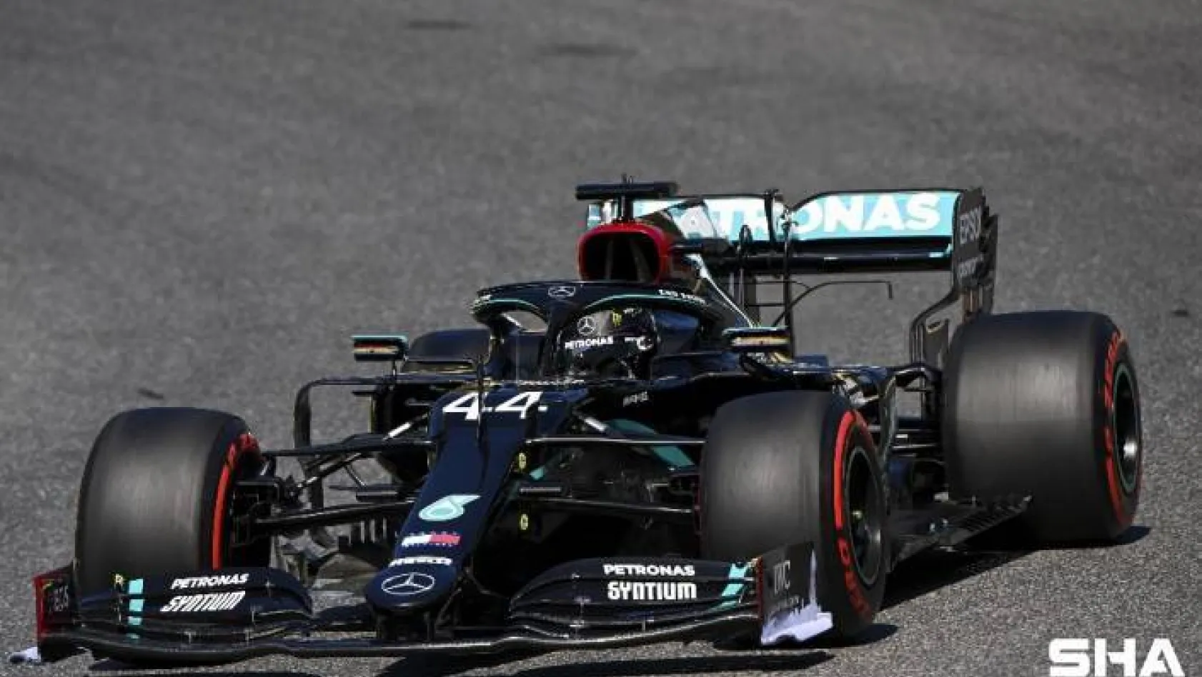 Mercedes, Lewis Hamilton ile yeni sözleşme imzaladı