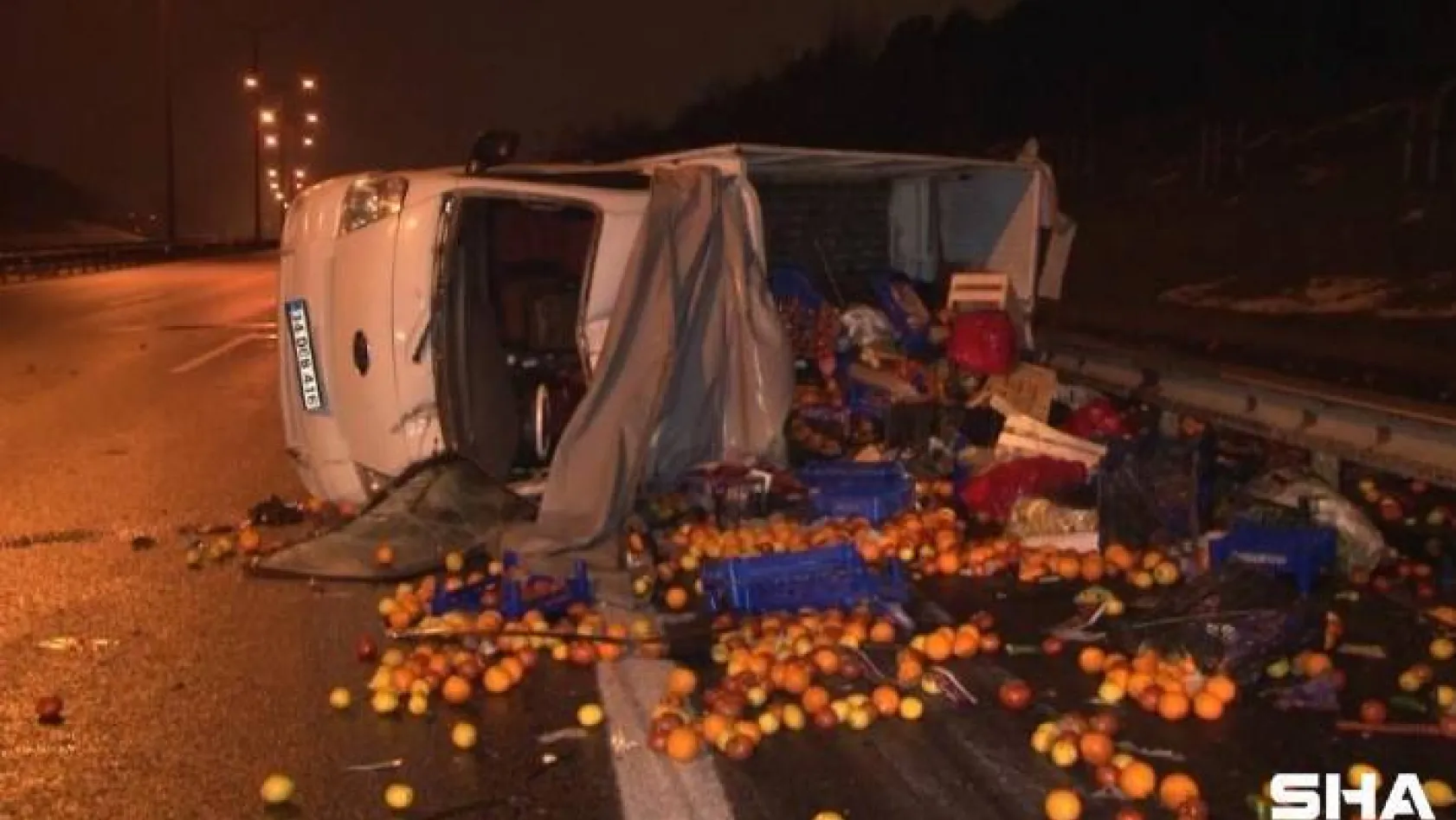 Otomobil ile çarpışan meyve yüklü kamyonet yan yattı: 1 yaralı