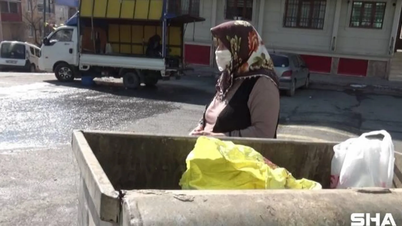 (Özel) 75 yaşındaki Fatma teyze, yanlışlıkla çöpe attığı para ve telefonunun geri getirilmesini bekliyor