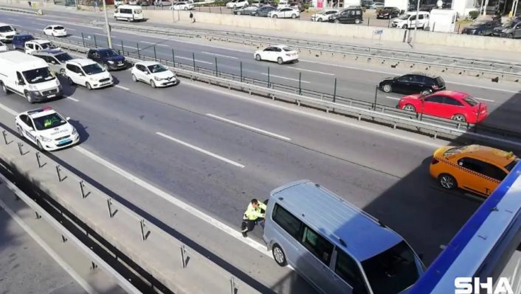 (Özel)Aracı E-5'te arıza yapan vatandaşa trafik polisinden yardım eli